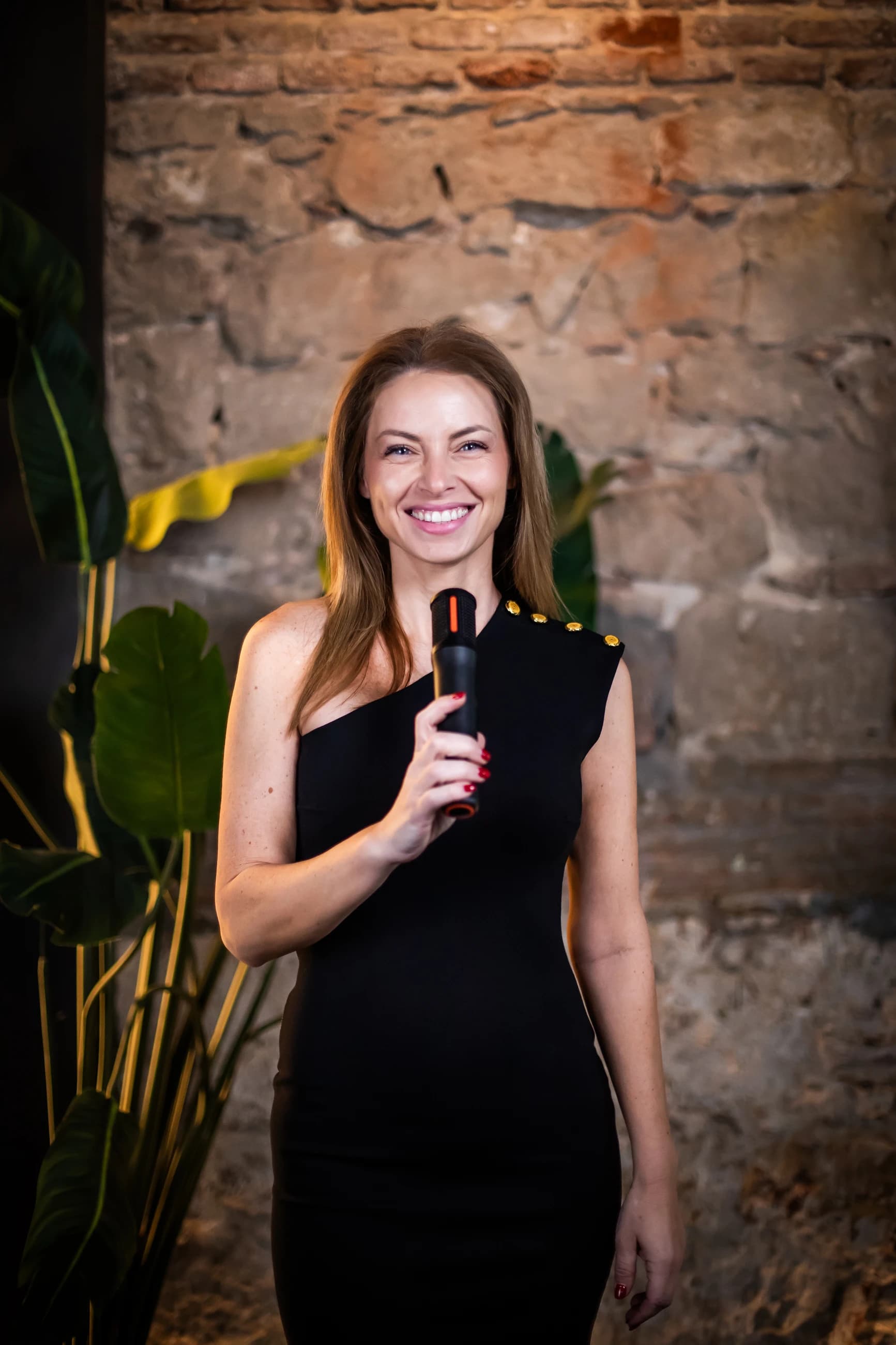 Adina Harnagea cu microfonul în studio