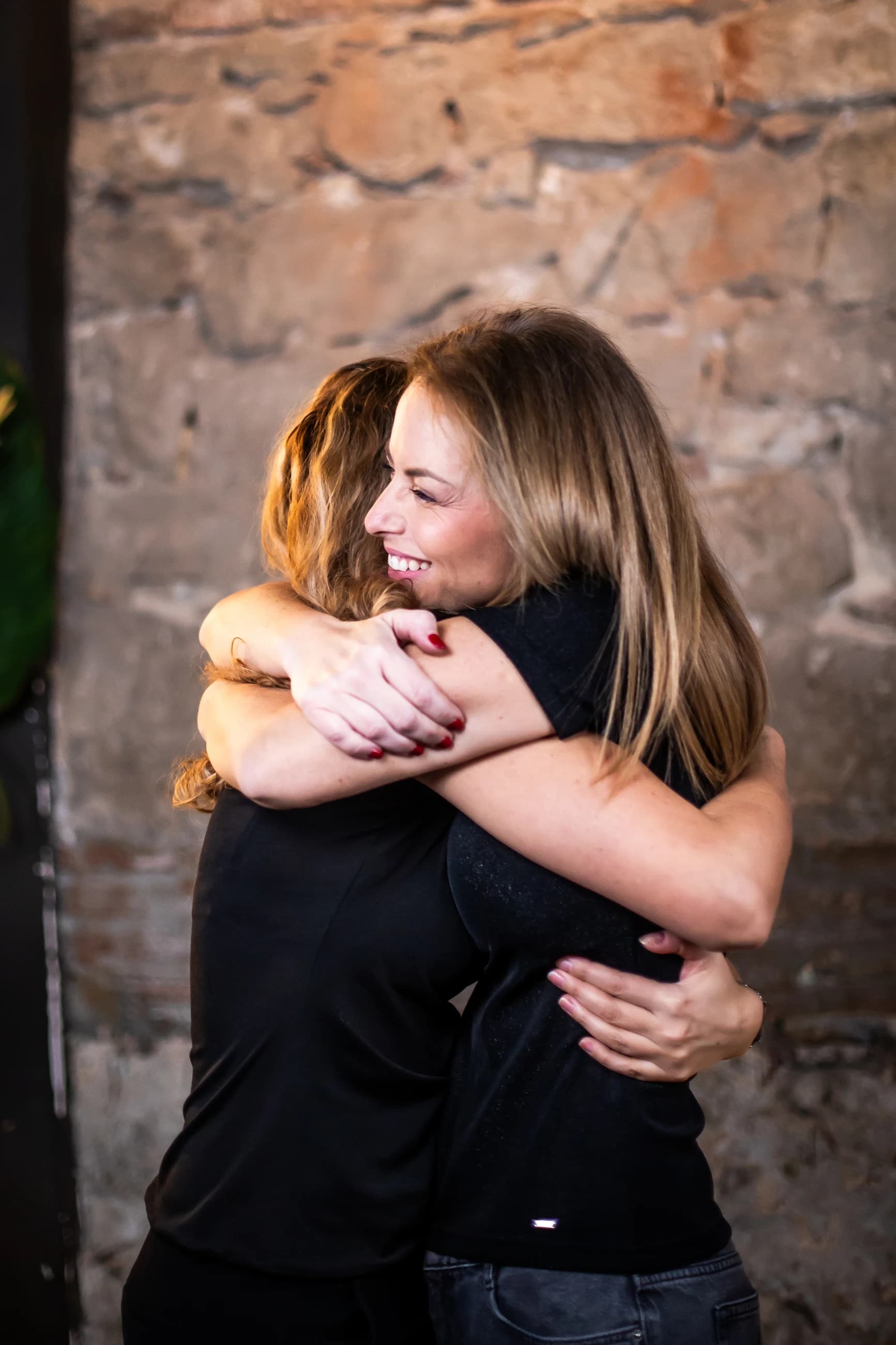 Dos mujeres abrazándose en el estudio