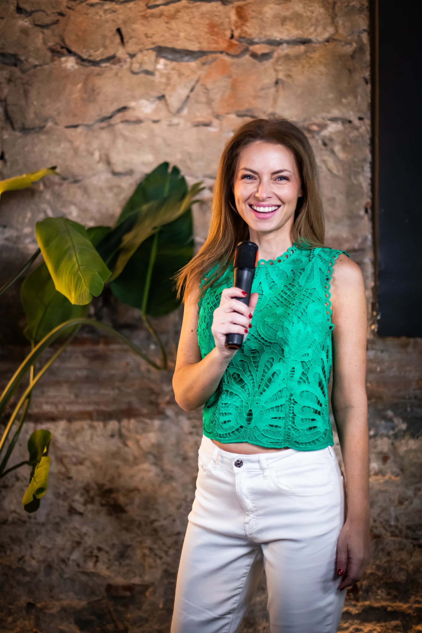 Retrato de Adina Harnagea con micrófono